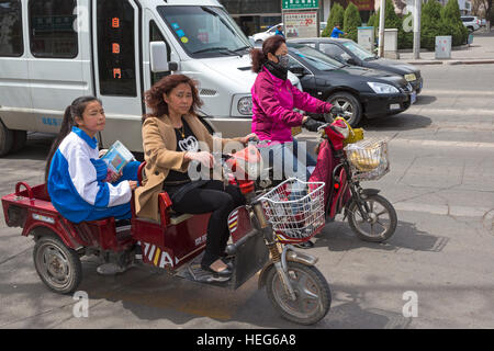 Escursioni in bicicletta sulla bici e ebikes in Shizuishan, Ningxia, Cina Foto Stock