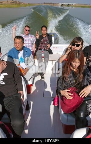 Il motoscafo e turisti, Sand Lake, Shizuishan, Ningxia, Cina Foto Stock