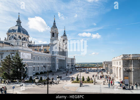 Madrid, Spagna - 13 Novembre 2016: La Almudena è la cattedrale cattolica di Madrid. Interni disegnati in un revival gotico e stile esterno in Bávaro Foto Stock