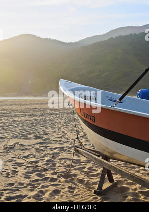 Il Brasile, Stato di Sao Paulo, Ilhabela Isola, barche sulla spiaggia di Bonete. Foto Stock