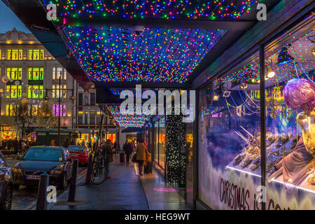 Luci di Natale all'entrata del grande magazzino House of Fraser sulla Oxford St di Londra al tempo di Natale Oxford St, Londra, Regno Unito Foto Stock