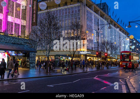 Folle di acquirenti natalizi presso il grande magazzino John Lewis a Natale a Oxford St, Londra, Regno Unito Foto Stock