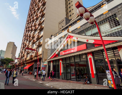 Il Brasile, Stato di Sao Paulo, città di Sao Paulo, vista la Liberdade quartiere giapponese. Foto Stock