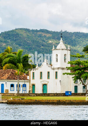 Il Brasile, Stato di Rio de Janeiro, Paraty, vista la Nossa Senhora das Dores Chiesa. Foto Stock