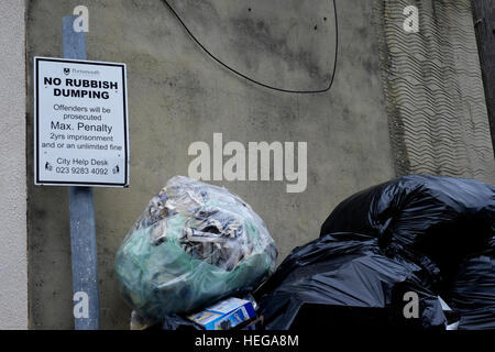 Un pieno di immondizia passa accanto ad un cartello che diceva no immondizia dumping England Regno Unito Foto Stock