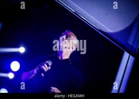 Milano, Italia. Xx Dec, 2016. Il cantante pop italiana e song-writer Eros Ramazzotti raffigurata sul palco come egli esegue al Mediolanum Forum di Assago Milano Italia. © Roberto Finizio/Pacific Press/Alamy Live News Foto Stock