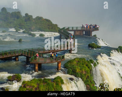 Il Brasile, Stato di Paraná, di Foz do Iguacu, vista la Gola del Diavolo, parte delle Cascate di Iguazu. Foto Stock