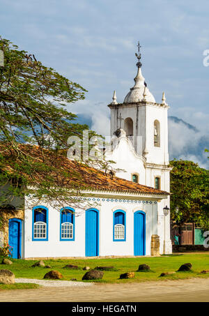 Il Brasile, Stato di Rio de Janeiro, Paraty, vista la Nossa Senhora das Dores Chiesa. Foto Stock