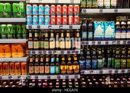 Selezione di birra in Marks & Spencer food hall, REGNO UNITO Foto Stock