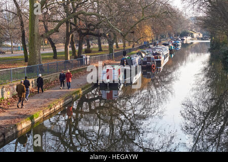 Regent's Canal vicino al Victoria Park in inverno, Londra England Regno Unito Regno Unito Foto Stock