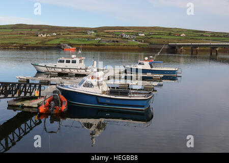 Portmagee Harbour, nella contea di Kerry, Irlanda con l' isola Valentia in background. A destra è il ponte stradale dal Foto Stock