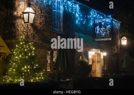 Falkland Arms pub in Gran Tew a Natale. Oxfordshire, Inghilterra Foto Stock