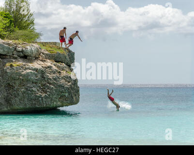 Curacao, Caraibi - ottobre 1, 2012: Turistica saltando dal rock al Grand Knip Beach a Curacao in Antille Olandesi, isola dei Caraibi. Phot Foto Stock