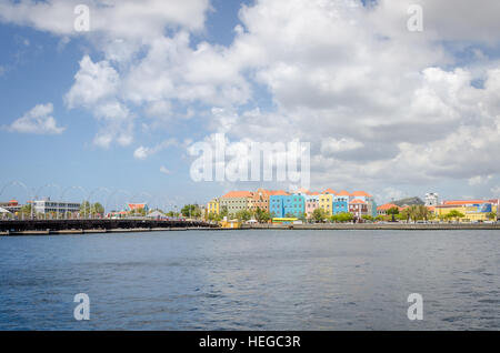 Curacao, Caraibi - ottobre 2, 2012: Vista di Willemstad in Curacao. Il centro della città, con la sua architettura unica e il porto di ingresso, è stato designa Foto Stock