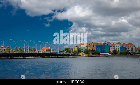 Curacao, Caraibi - Ottobre 2, 2012: Willemstad daylight in Curacao. Handelskade con facciate colorate e Queen Emma Bridge Foto Stock