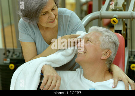 Coppia matura in palestra Foto Stock