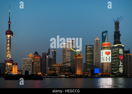 Shanghai, Cina - 10 Aprile 2013: pudong waterfront al tramonto presso la città di Shanghai in Cina in aprile 10th, 2013 Foto Stock