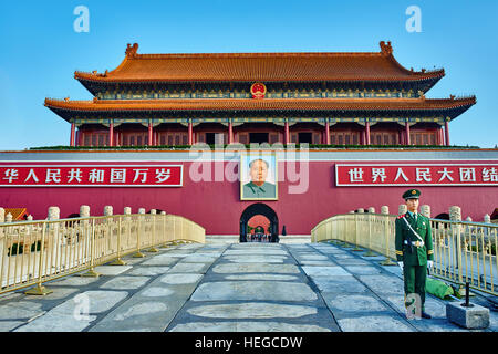 Pechino , Cina - 24 Settembre 2014: soldato cinese di fronte alla porta della Pace Celeste piazza Tiananmen la Città Proibita di Pechino CINA Foto Stock