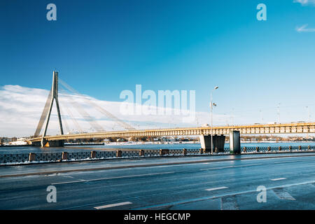 Ponte Vansu - uno dei simboli della moderna Riga, Lettonia Cable-Stayed ponte che attraversa il fiume Daugava. Soleggiata giornata invernale. Nessuno. Foto Stock