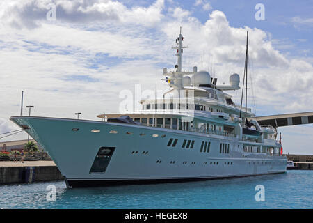 Superyacht Tatoosh, di proprietà di Microsoft co-fondatore Paul Allen, ormeggiata nel porto di Bridgetown, Barbados Foto Stock