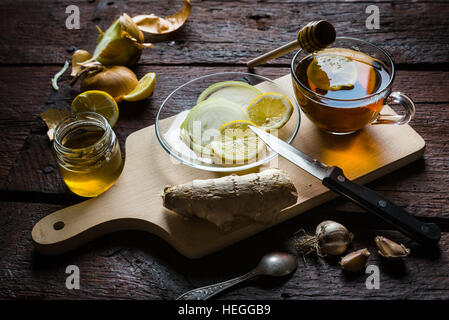 Le medicine naturali contro la canna fumaria e freddo. Il miele, limone e aglio. Salute e medicina alternativa concetto. Foto Stock