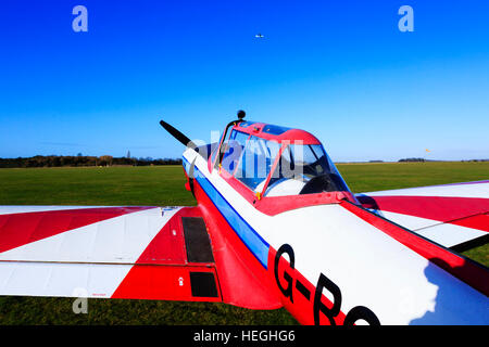 De Havilland Canada Scoiattolo striado DHC-1 Glider tirare. Foto Stock