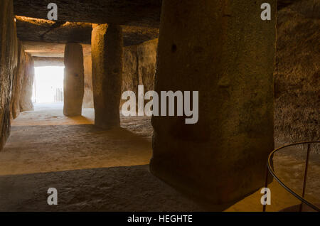 Interno della La Menga Dolmen, dolmen preistorico camere funerarie, tombe megalitiche, Antequera, Andalusia, Spagna Foto Stock