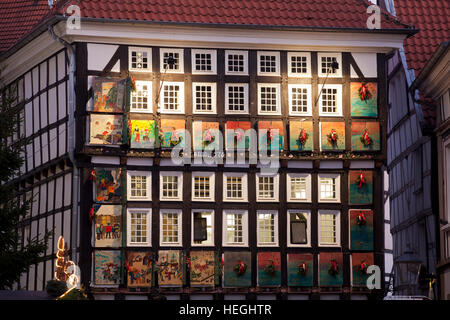 Germania, Hattingen, dal 1 dicembre al 24 finestre del municipio della città vecchia sono decorate come un gigantesco calendario dell'Avvento Foto Stock