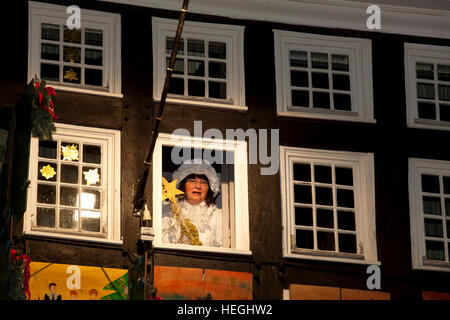 Germania, Hattingen, dal 1 dicembre al 24 finestre del municipio della città vecchia sono decorate come un gigantesco calendario dell'Avvento, Madre Hulda Foto Stock