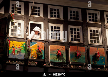 Germania, Hattingen, dal 1 dicembre al 24 finestre del municipio della città vecchia sono decorate come un gigantesco calendario dell'Avvento, Madre Hulda Foto Stock