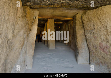 Interno della La Menga Dolmen, dolmen preistorico camere funerarie, tombe megalitiche, Antequera, Andalusia, Spagna Foto Stock