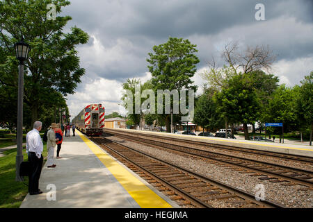 Metra treno dei pendolari alla pietra Avenue Stazione Ferroviaria, La Grange, Illinois, Stati Uniti d'America. Foto Stock