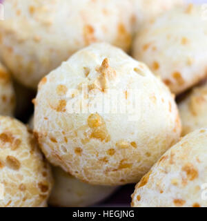 Brasiliano pane formaggio (Pao de Queijo), una tipica specialità fatta di formaggio, amido di manioca, latte, uova e olio, mescolati insieme Foto Stock