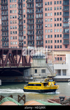 Chicago Water Taxi a Lake Street Bridge, Chicago, Cook County, Illinois, Stati Uniti d'America. Foto Stock
