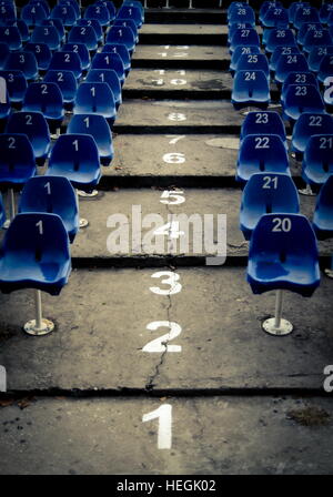 Auditorium vuoto con blue numerati sedie in plastica Foto Stock