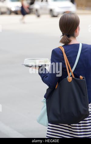 Portando il pranzo su una piastra coperta in Nord Franklin Street, Chicago, Cook County, Illinois, Stati Uniti d'America. Foto Stock