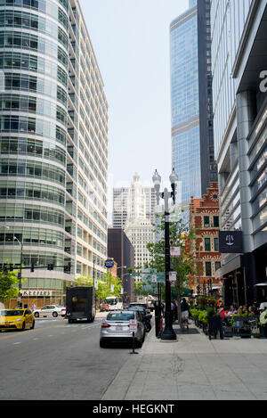 Kinzie Street, nel centro di Chicago, Cook County, Illinois, Stati Uniti d'America Foto Stock