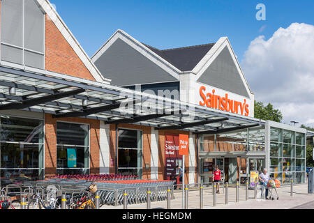 Ingresso al Sainsbury's supermercato, Hartham Lane, Hertford, Hertfordshire, England, Regno Unito Foto Stock