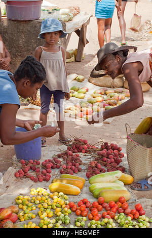 La frutta e la verdura. Mercato stradale. Sambava. Costa nord-orientale. Madagascar. Foto Stock