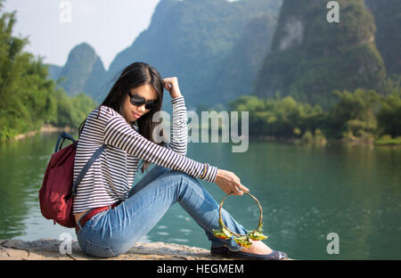 Ragazza seduta nella natura carsica scenic area all'aperto Foto Stock