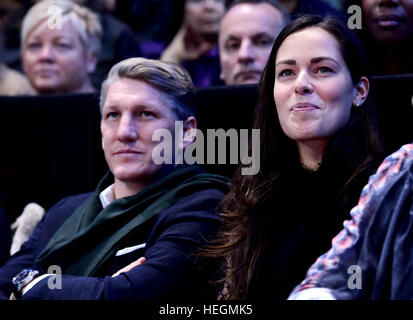 Bastian SCHWEINSTEIGER e Ana Ivanovic guardando i singoli Final del Barclays ATP World Tour Finals, tra Novak Djokovic di Serbia e Andy Murray di Gran Bretagna, all'O2 Arena di Londra. Dotato di: Bastian SCHWEINSTEIGER, Ana Ivanovic dove: Foto Stock