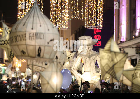 La masterizzazione di " gli orologi' parade di lanterne si muove attraverso la Brighton in East Sussex come parte della celebrazione del solstizio d'inverno. Foto Stock