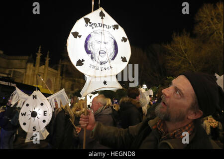 La masterizzazione di " gli orologi' parade di lanterne si muove attraverso la Brighton in East Sussex come parte della celebrazione del solstizio d'inverno. Foto Stock