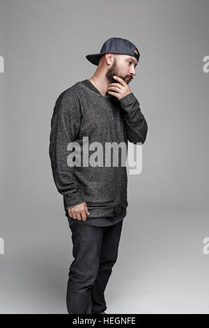 Il giovane uomo in studio.con barba.Funny Man con la barba Foto Stock