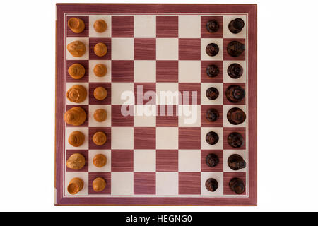 Scacchiera di legno di bosso con tutti i pezzi su sfondo bianco Foto Stock