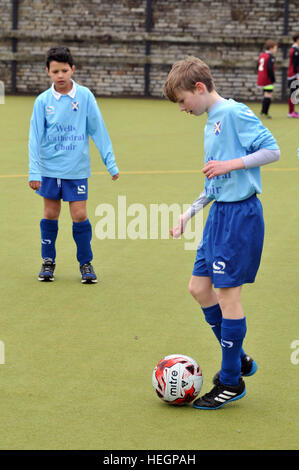 Ragazzo coristi football team play in un inter-cantore torneo di calcio. Foto Stock