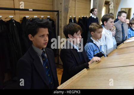 Coristi provano per un ora ogni giorno scolastico prima dell inizio della scuola, fotografata nel brano la scuola a Cattedrale di Wells. Foto Stock