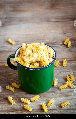 Non cotti materie italiano fusilli in metallo rustico mug - ingrediente sano per la cottura Foto Stock