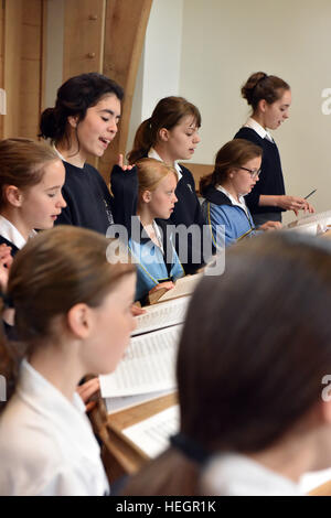 Coristi provano per un ora ogni giorno scolastico prima dell inizio della scuola, fotografata nel brano la scuola a Cattedrale di Wells. Foto Stock