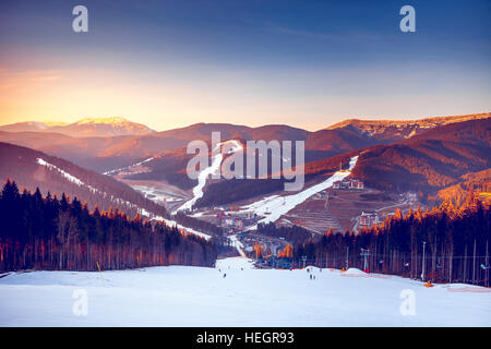 Stazione sciistica in montagna Foto Stock